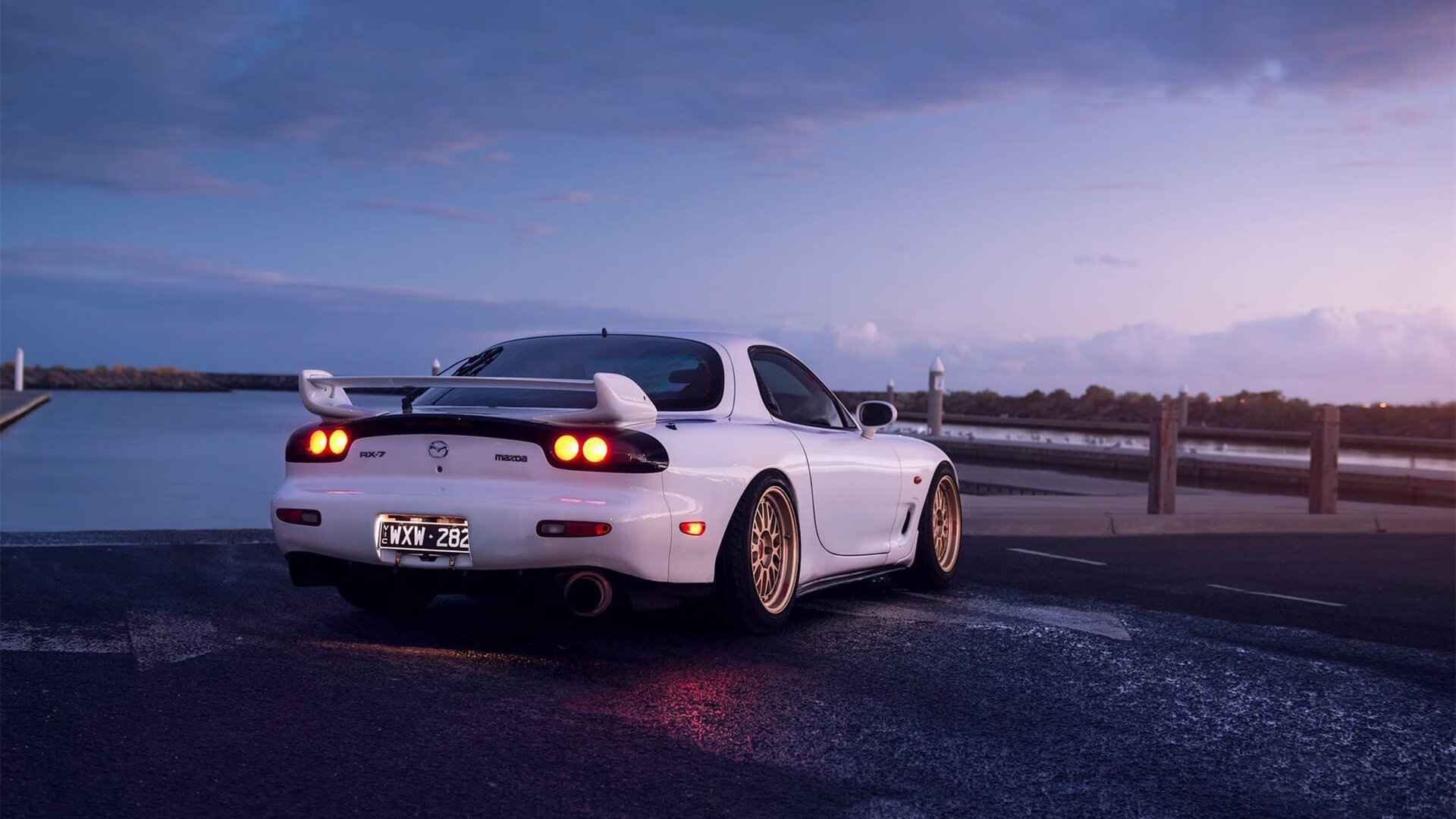 大赛上某队表现出色，最终夺得冠军，在比赛期间,某队领队向总裁判出示证据